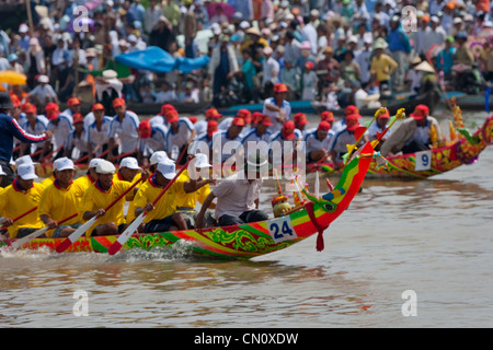 NGO-Regatta feiert Khmer Menschen Neujahrsfest, Ghe Ngo Festival, am Mekong River, Soc Trang, Vietnam Stockfoto