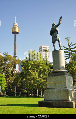 Captain Cook-Statue mit Sydney Tower im Hintergrund, Hyde Park, Sydney, New South Wales, Australien Stockfoto