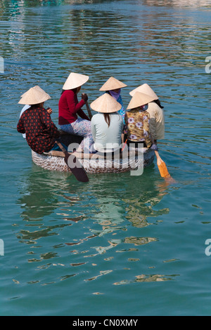 Mädchen mit kegelförmiger Hut in Bambus gemacht Korb Boot, Nha Trang, Vietnam Stockfoto