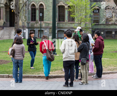 Studieninteressierte auf Student führte Admissions Office-Tour des Campus der University of Pennsylvania, Philadelphia, USA Stockfoto