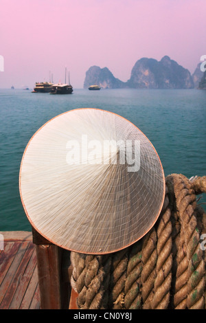 Konische Hut auf Junk-e-Boot und Karst Inseln in der Halong Bay, UNESCO-Weltkulturerbe, Ha Long Bucht, Vietnam Stockfoto