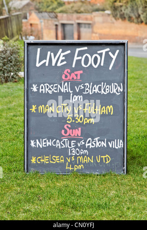 Bar Schild außerhalb einer britischen Public House übereinstimmt, zeigt live Fußball Itinery trommle Geschäft von footy fans Stockfoto