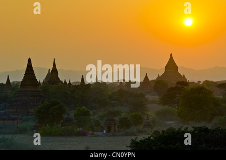 Sonnenuntergang hinter dem Tempel, Bagan, Myanmar Stockfoto