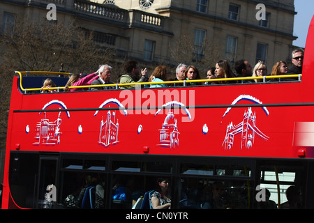 Nachschlagen von Touristen auf der Oberseite einen oben offenen Touristenbus in London Stockfoto