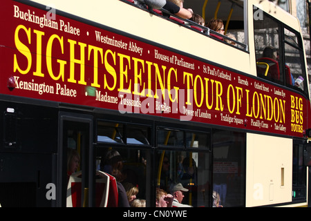 Touristen auf einem offenen Touristenbus in London Stockfoto