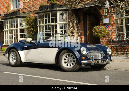 Ein Oldtimer Austin-Healey-3 Liter Cabrio klassischer Sportwagen geparkt vor dem Jolly Cricketers Pub Seher Green Dollar UK Stockfoto