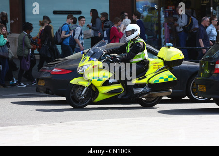 ein London Krankenwagen Motorradfahrer fahren verkehrt herum Trafalgar Square kommt man zu einem Notfall Stockfoto