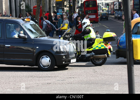 ein London Krankenwagen Motorradfahrer fahren verkehrt herum Trafalgar Square kommt man zu einem Notfall Stockfoto