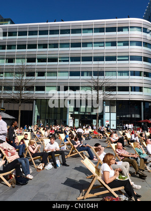 Frühling in Hardman Quadrat Spinningfields, Manchester UK Stockfoto