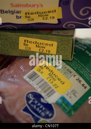 Essen von einem UK-Supermarkt im Preis reduziert. Stockfoto