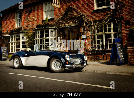 Ein Oldtimer Austin-Healey-3 Liter Cabrio klassischer Sportwagen geparkt vor dem Jolly Cricketers Pub Seher Green Dollar UK Stockfoto