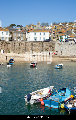 Mousehole Harbour an einem sonnigen Frühlingstag in Cornwall UK. Stockfoto