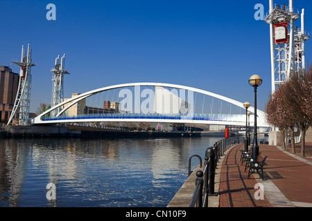 Die Lowry-Steg oder Millennium heben Fußgängerbrücke über den Manchester Ship Canal in Salford Quays Stockfoto