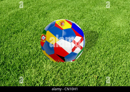 Fußball auf Rasen Feld Hintergrund. Ball mit Euro 2012 Länder Flaggen Farben gefüllt. Stockfoto