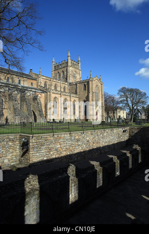 Dunfermline Abbey mit dem Schatten von Dunfermline Palast im Vordergrund Stockfoto