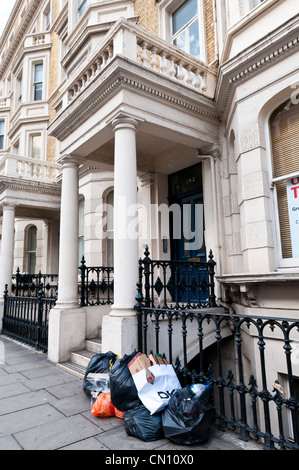 Müllsäcke auf der Straße vor einem Haus in London, Großbritannien Stockfoto