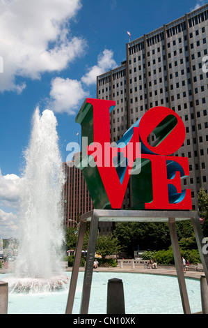Love Park Skulptur in JFK Plaza, Philadelphia, Pennsylvania, USA Stockfoto