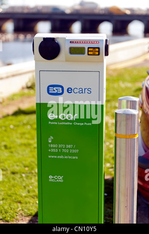 Elektroauto Aufladepunkt von ESB - Irlands Stromversorgung Board betrieben - in Irland Stockfoto