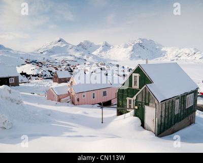 Blick über Inuit Dorf von Tasiilaq, Grönland, Arktis im Winter Szene Stockfoto