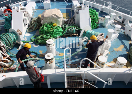 Deckhelfer arbeiten an Bord die Gozo Channel Line Fähre nach Gozo aus Malta, Europa gebunden fühlt Stockfoto