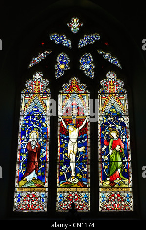 Glasmalerei-Fenster über dem Altar in Clyro Kirche Powys Wales UK Stockfoto