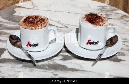 Zwei Tassen Cappuccino Kaffee mit Löffeln auf Gozo in der Nähe von Malta Europa Stockfoto