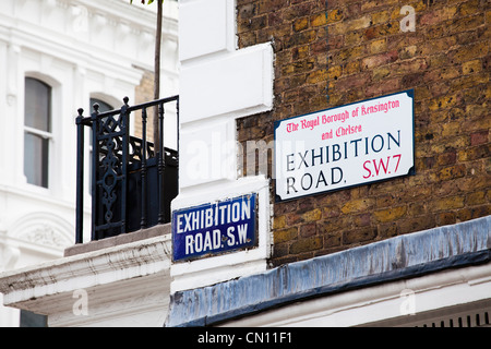 Neue und alte Straßenschilder Exhibition Road, London, UK Stockfoto