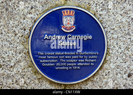 Gedenktafel an der Basis der Andrew Carnegie Statue im Pittencrieff Park in Dunfermline, Fife, Schottland Stockfoto