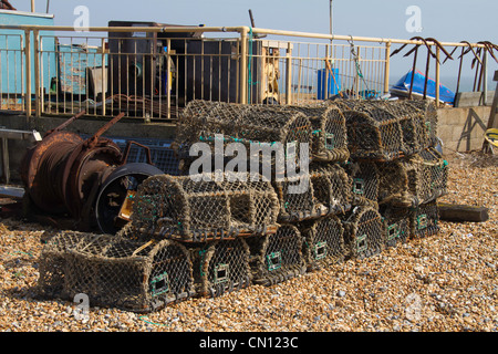 Mist und Hummer Töpfe gestapelt auf Strand, Walmer, Kent, UK Stockfoto