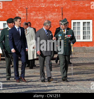 Prinz Charles und Prinz Frederik Ankunft auf der Zitadelle Kastellet in Kopenhagen, Dänemark, geführt durch Oberst Lasse Harkjær Stockfoto