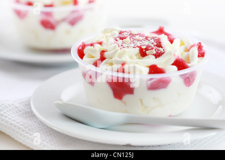 Köstliche Vanille-Eis in den Becher mit Erdbeer-Sahne Stockfoto