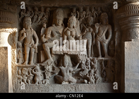 Wandschnitzereien. Shiva und Parvati auf Mount Kailash sitzend, während Ravana versucht, es zu heben. Höhle Nr. 29. Ellora Höhlen. Indien Stockfoto