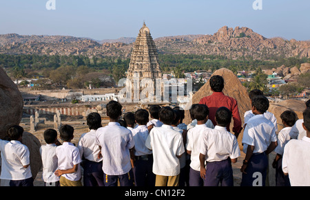 Indische Gelehrte betrachten den Virupaksha-Tempel. Hampi. Karnataka. Indien Stockfoto