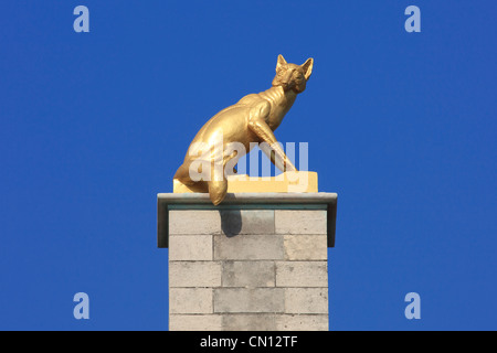 Vergoldete Statue eines Fuchses auf einem ehemaligen Guildhall am Marktplatz in Antwerpen, Belgien Stockfoto