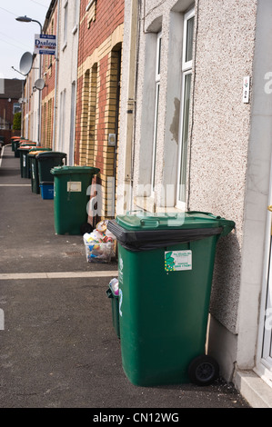 Straße von Reihenhäusern in Newport South Wales UK mit Wheelie Lagerplätzen außerhalb Stockfoto