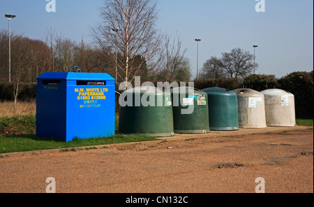 Eine Linie von recycling-Sammelbehälter durch einen Parkplatz im Dorf Mulbarton, Norfolk, England, Vereinigtes Königreich. Stockfoto