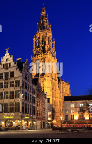 Blick auf die Kathedrale unserer lieben Frau vom Marktplatz in Antwerpen, Belgien Stockfoto