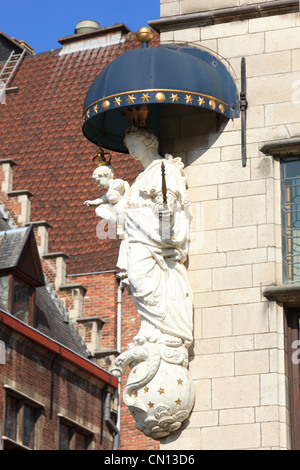 Statue der Madonna mit Kind an einer Ecke des Marktplatzes in Antwerpen, Belgien Stockfoto