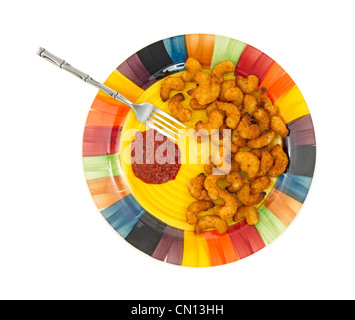 Gebratene Garnelen essen mit Cocktailsauce auf helle Platte Stockfoto