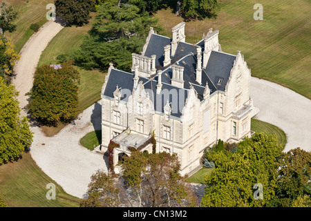 Frankreich, Gironde, Cussac-Fort-Medoc, Chateau Lanessan, Haut Medoc Weinberg (Luftbild) Stockfoto