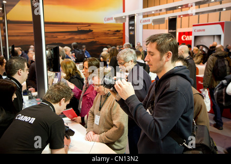 Massen von Foto-Enthusiasten auf der Focus Kamera Show in Birmingham NEC Ausstellungshalle März 2012 England Stockfoto