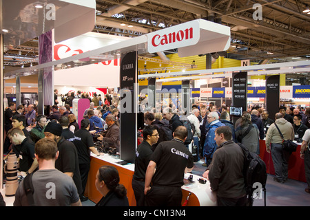 Massen von Foto-Enthusiasten auf dem Canon Stand die Fokus-Kamera zeigen in Birmingham NEC Ausstellungshalle März 2012 Stockfoto