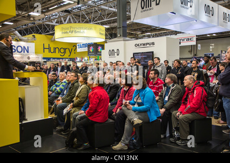 Massen von Foto-Enthusiasten, die sitzen bei Fokus Kamera Show in Birmingham NEC Ausstellungshalle März 2012 England Stockfoto