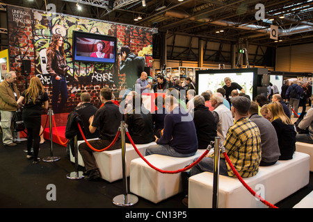 Massen von Foto-Enthusiasten auf der Focus Kamera Show in Birmingham NEC Ausstellungshalle März 2012 England Stockfoto