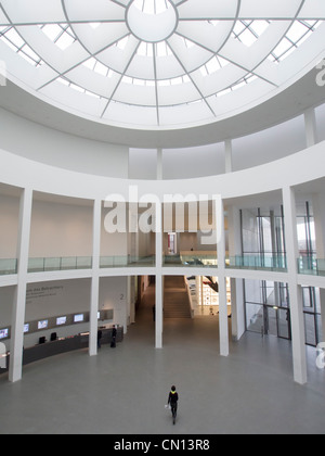 Eingang Atrium im Pinakothek der Moderne Kunst Museum in München Stockfoto