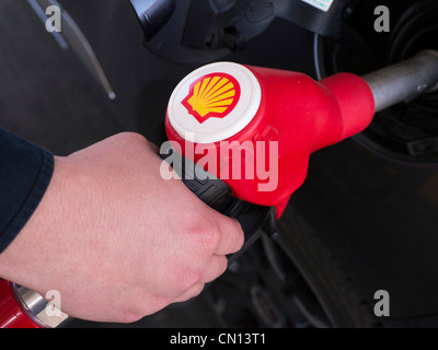 Detail der Kraftstoffpumpe an Shell-Tankstelle