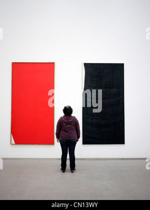 Frau Gemälde Edles Eck und Ubermalung Blauschwarz von Arnulf Rainer im Pinakothek der Moderne Kunst Museum in München Keim betrachten. Stockfoto