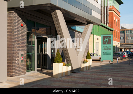 Der Eingang des Holiday Inn Express Hotel, Smithfield Square, Northern Quarter, Manchester, England, UK. Stockfoto