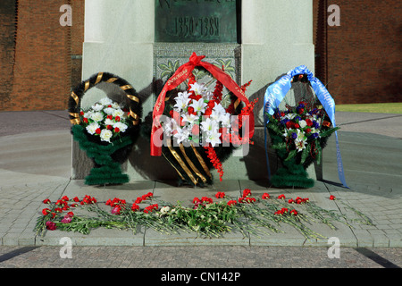 Kränze am Fuße der Reiterstatue des Großfürsten und Sankt Dimitri Donskoy (1350-1389) im Kreml in Kolomna, Russland Stockfoto