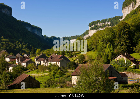 Frankreich, Jura, Baume Les Messieurs, mit der Bezeichnung Les Plus Beaux Dörfer de France (The Most Beautiful Dörfer Frankreichs), dominiert Stockfoto